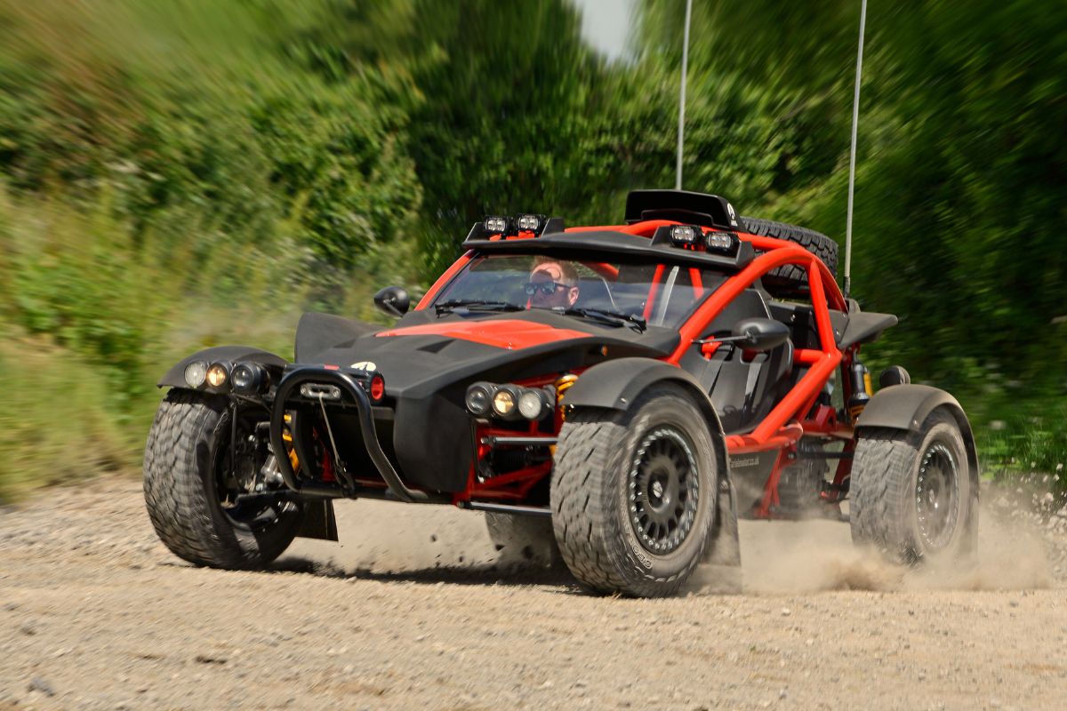 Un buggy aux performances explosives les accélérations d'une Porsche le poids d'une Smart la capacité de franchissement d'un Mercedes Classe G