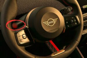 MINI crée la surprise avec sobriété par l'ajout d'un bouton énigmatique sur le volant des versions électrisées John Cooper Works